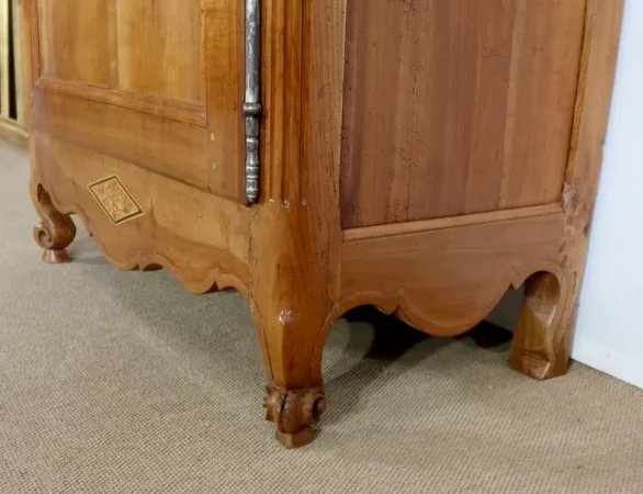 Rare Bonnetière Régionale en Merisier blond, Louis XV – Début XIXe