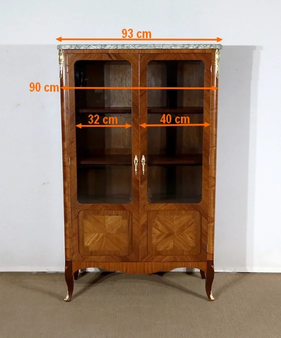 VITRINE IM FRANZÖSISCHEN ÜBERGANGSSTIL