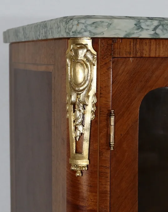 VITRINE IM FRANZÖSISCHEN ÜBERGANGSSTIL