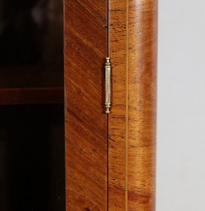 VITRINE IM FRANZÖSISCHEN ÜBERGANGSSTIL