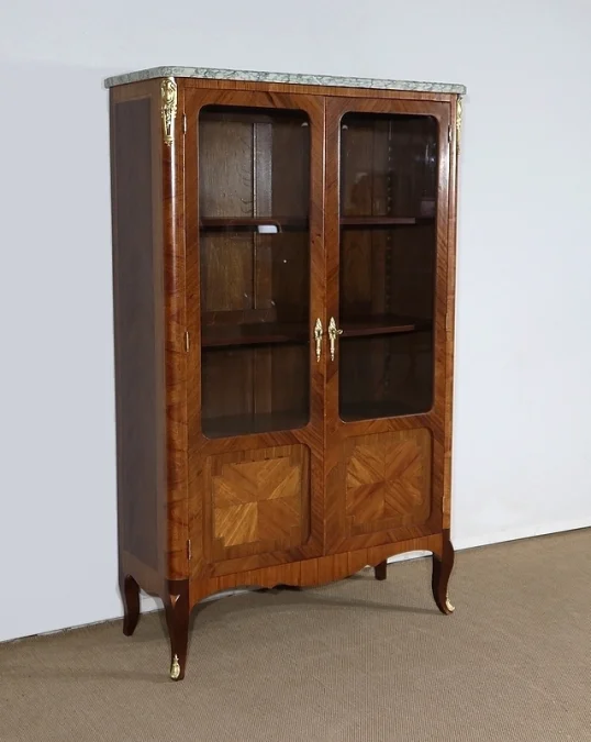 VITRINE IM FRANZÖSISCHEN ÜBERGANGSSTIL