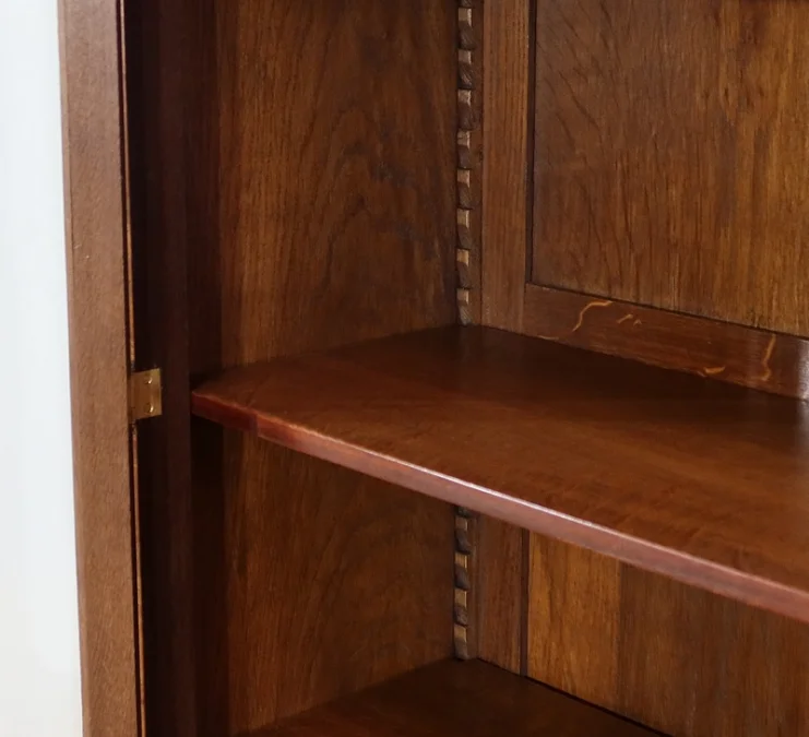 VITRINE IM FRANZÖSISCHEN ÜBERGANGSSTIL