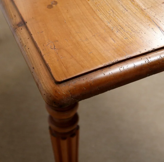 TISCH IM LOUIS-PHILIPPE-STIL