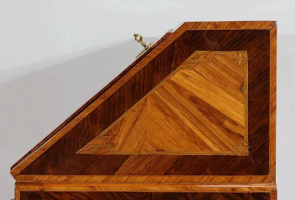 Bureau de pente de milieu en bois précieux, époque Louis XV – XVIIIe