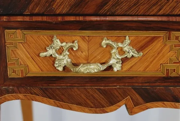 Bureau de pente de milieu en bois précieux, époque Louis XV – XVIIIe