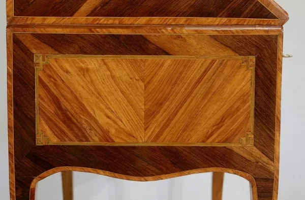 Bureau de pente de milieu en bois précieux, époque Louis XV – XVIIIe