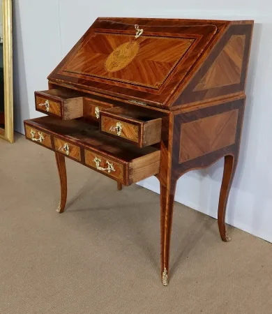 Bureau de pente de milieu en bois précieux, époque Louis XV – XVIIIe