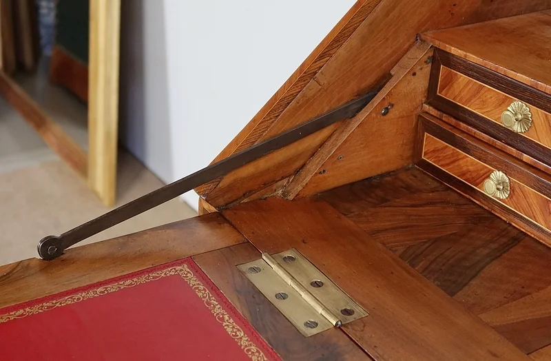 LOUIS XV PERIOD SLOPE TOP DESK