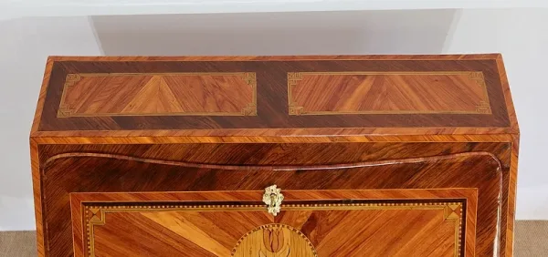 Bureau de pente de milieu en bois précieux, époque Louis XV – XVIIIe