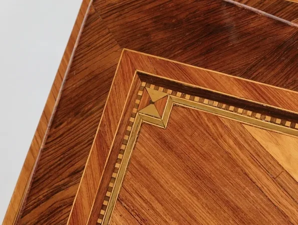 Bureau de pente de milieu en bois précieux, époque Louis XV – XVIIIe