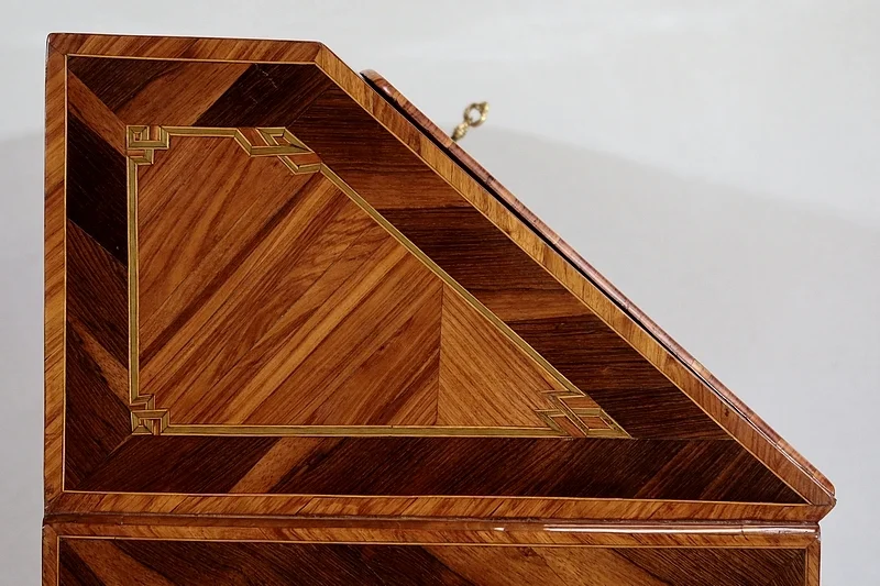 LOUIS XV PERIOD SLOPE TOP DESK