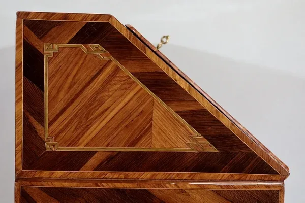 Bureau de pente de milieu en bois précieux, époque Louis XV – XVIIIe
