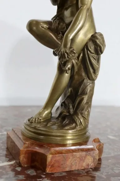A. CARRIER BELLEUSE 的青铜雕像
