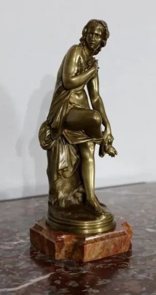 A. CARRIER BELLEUSE 的青铜雕像