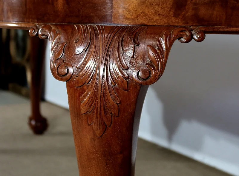 TABELLE IM CHIPPENDALE-STIL