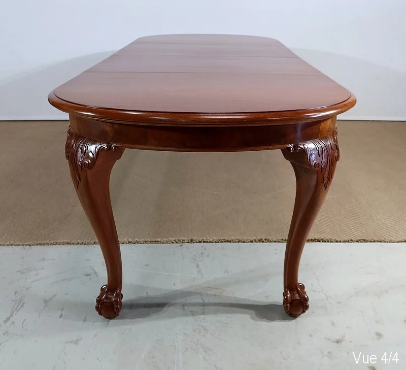 TABELLE IM CHIPPENDALE-STIL