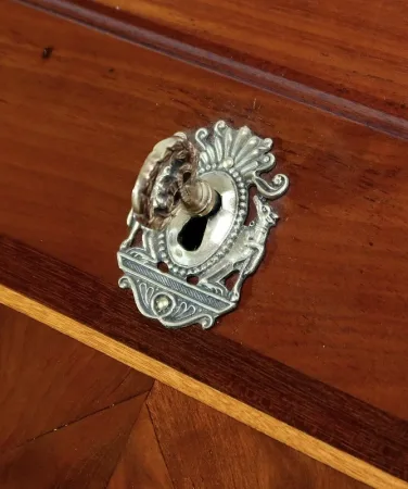 Commode Scriban Louis XVI en Acajou et Bois précieux – XVIIIe