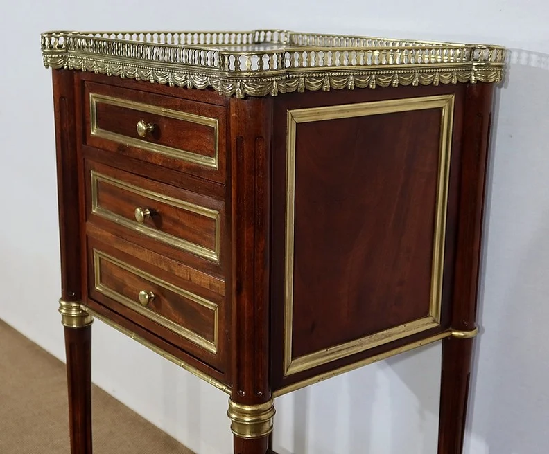TISCH MIT ZWEI EBENEN IM LOUIS XVI-STIL