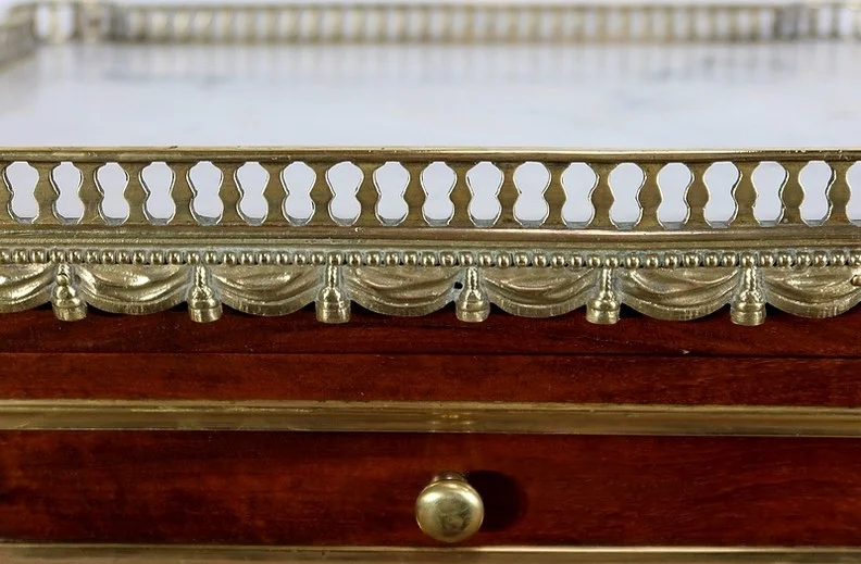 TISCH MIT ZWEI EBENEN IM LOUIS XVI-STIL