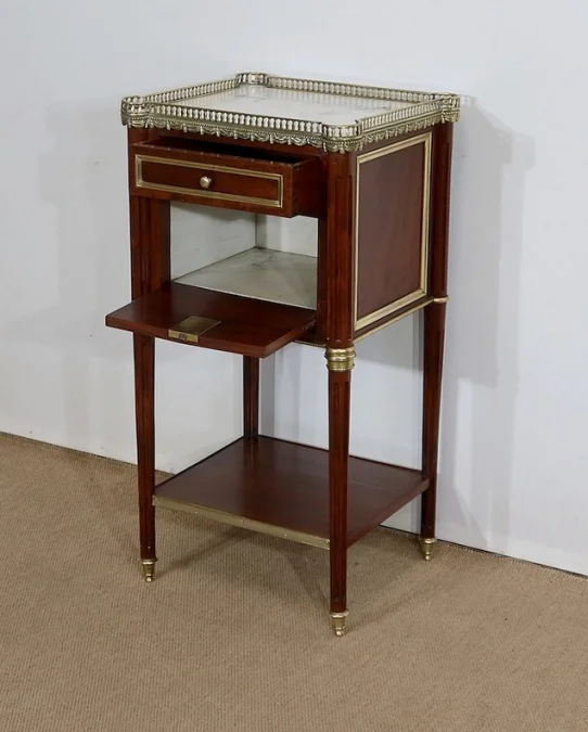 TISCH MIT ZWEI EBENEN IM LOUIS XVI-STIL