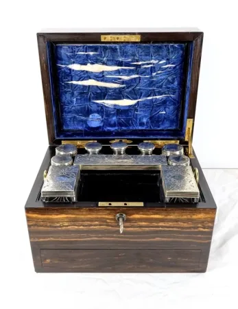 Coffret à toilette en Bois de Serpent signé « John Bagshaw & Sons », Angleterre - 2ème partie XIXe