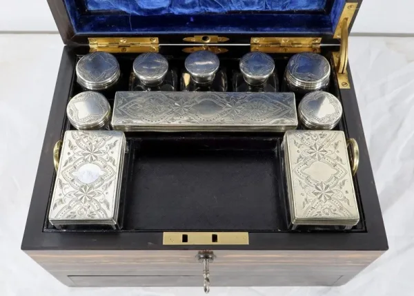 Coffret à toilette en Bois de Serpent signé « John Bagshaw & Sons », Angleterre - 2ème partie XIXe