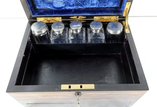 Coffret à toilette en Bois de Serpent signé « John Bagshaw & Sons », Angleterre - 2ème partie XIXe