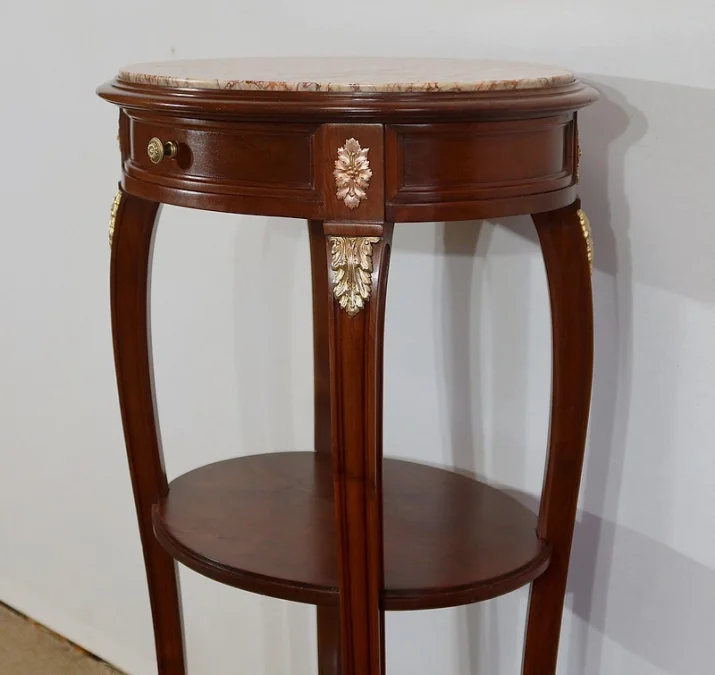 TISCH IM LOUIS XVI-STIL