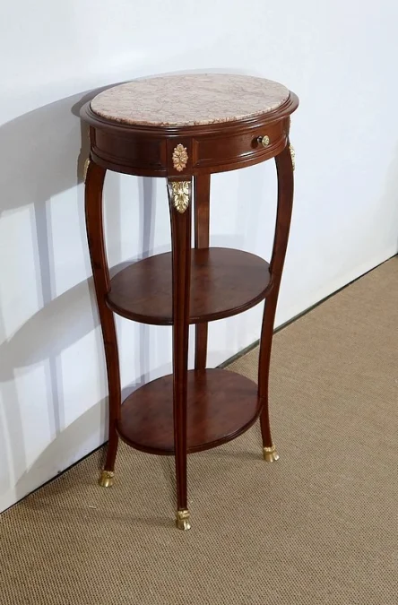 TISCH IM LOUIS XVI-STIL