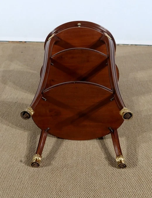 TISCH IM LOUIS XVI-STIL