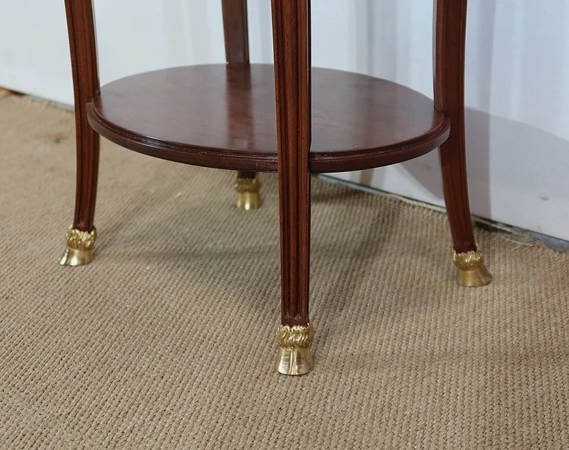 TISCH IM LOUIS XVI-STIL