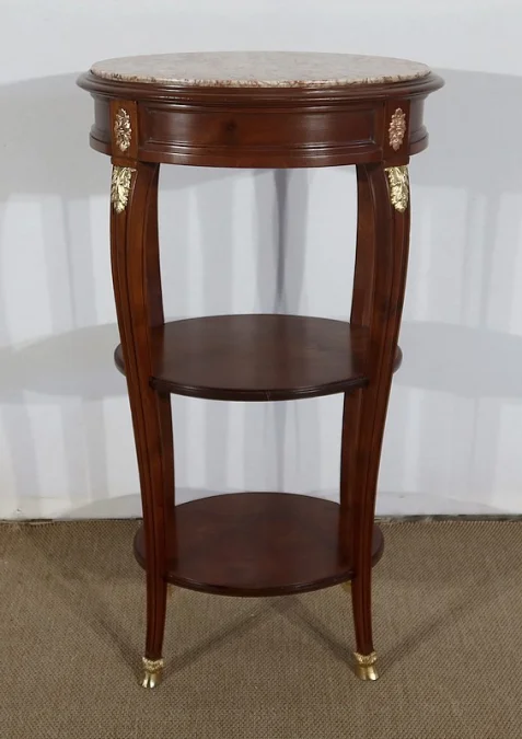 TISCH IM LOUIS XVI-STIL