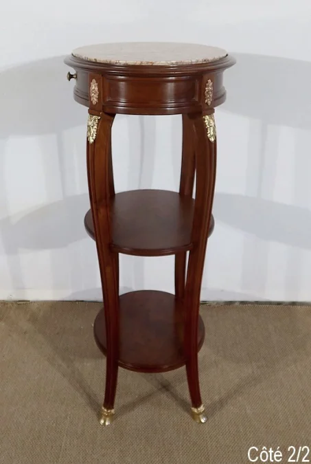 TISCH IM LOUIS XVI-STIL