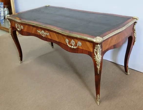 Bureau d’Apparat en Bois de Rose et Bois de Violette, style Louis XV – 2ème moitié XIXe