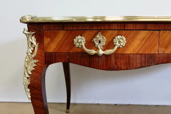 Bureau d’Apparat en Bois de Rose et Bois de Violette, style Louis XV – 2ème moitié XIXe