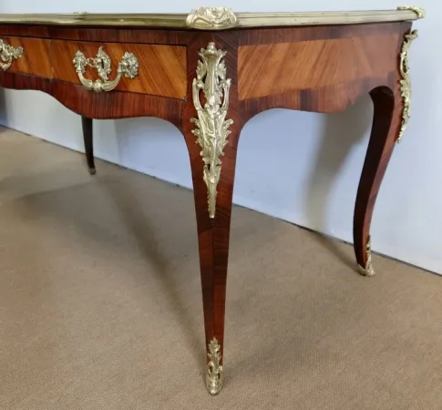 Bureau d’Apparat en Bois de Rose et Bois de Violette, style Louis XV – 2ème moitié XIXe