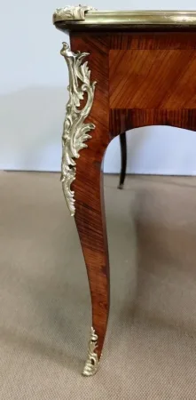 Bureau d’Apparat en Bois de Rose et Bois de Violette, style Louis XV – 2ème moitié XIXe