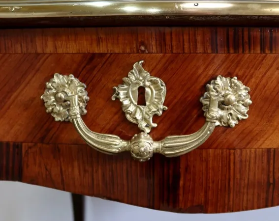 Bureau d’Apparat en Bois de Rose et Bois de Violette, style Louis XV – 2ème moitié XIXe