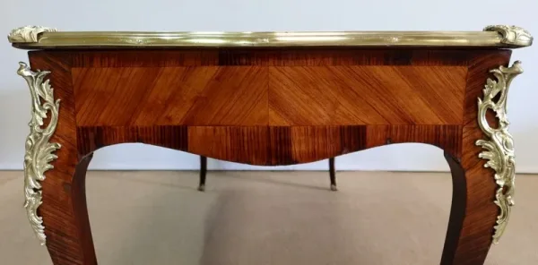 Bureau d’Apparat en Bois de Rose et Bois de Violette, style Louis XV – 2ème moitié XIXe