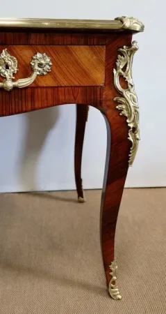 Bureau d’Apparat en Bois de Rose et Bois de Violette, style Louis XV – 2ème moitié XIXe