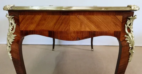 Bureau d’Apparat en Bois de Rose et Bois de Violette, style Louis XV – 2ème moitié XIXe