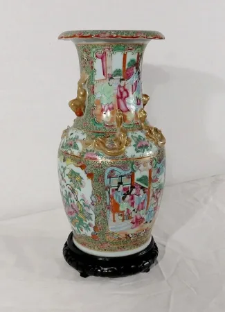 Vase en porcelaine de Canton sur socle en bois, Chine - XIXe