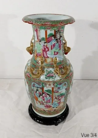 Vase en porcelaine de Canton sur socle en bois, Chine - XIXe