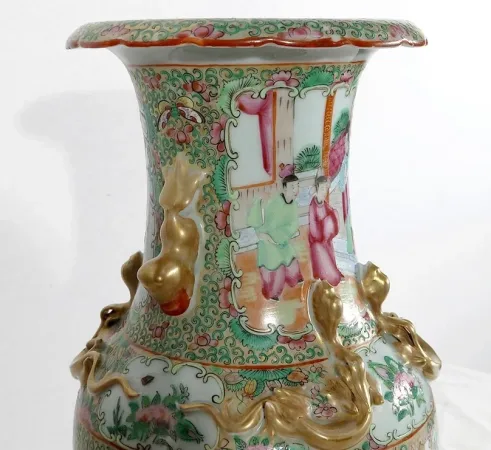 Vase en porcelaine de Canton sur socle en bois, Chine - XIXe
