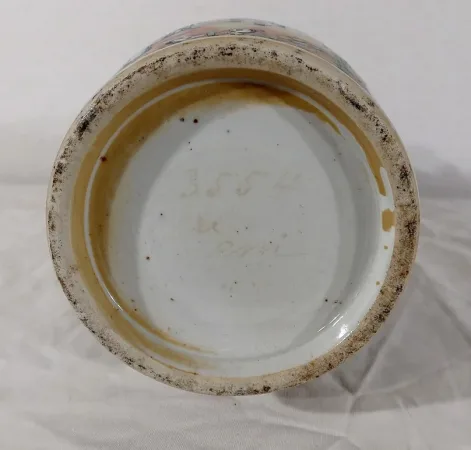 Vase en porcelaine de Canton sur socle en bois, Chine - XIXe