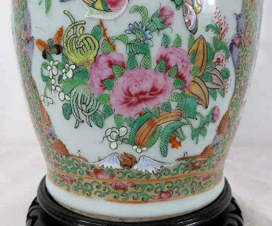 Vase en porcelaine de Canton sur socle en bois, Chine - XIXe