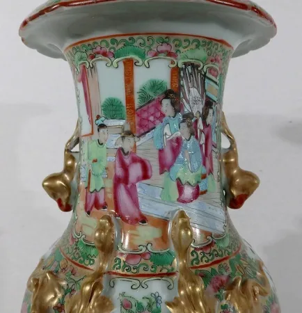 Vase en porcelaine de Canton sur socle en bois, Chine - XIXe