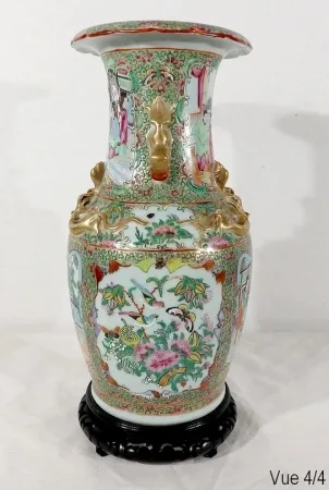 Vase en porcelaine de Canton sur socle en bois, Chine - XIXe