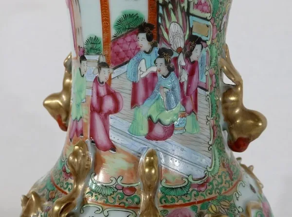 Vase en porcelaine de Canton sur socle en bois, Chine - XIXe