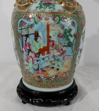 Vase en porcelaine de Canton sur socle en bois, Chine - XIXe